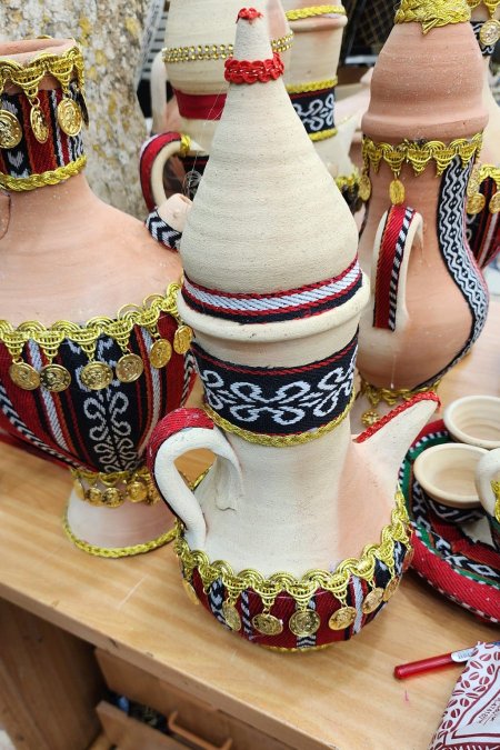 دلّة فخارية تراثية مطرّزة بالألوان والذهب